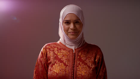 Studioporträt-Einer-Lächelnden-Muslimischen-Frau-Mit-Hijab-Vor-Schlichtem-Hintergrund-5